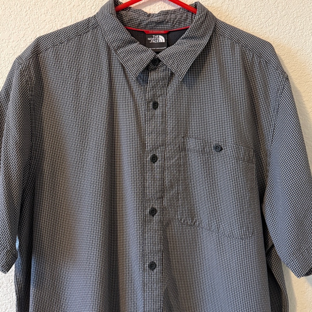 The North Face Casual Short Sleeve Button Down Shirt, XL, Charcoal Gray/White